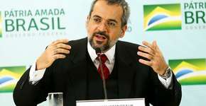 Ministro Waintraub aproveita Dia da Mulher para zombar de menstruação