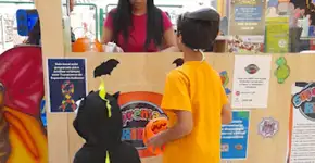 Caça aos doces e bailinho agitam o Halloween do Shopping Praça da Moça