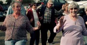 Idosos cantam e dançam em ferro velho para quebrar mitos