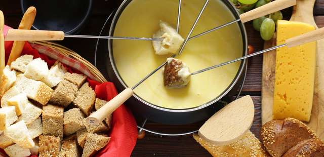 Fondue de queijo é um clássico e é maravilhoso!