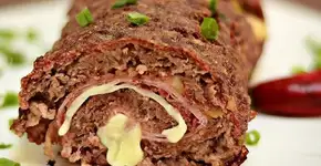 Rocambole de carne moída recheado irresistível