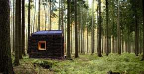 Integração com natureza: fachada de casa é revestida com terra, pedras e folhas