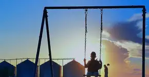 Pai projeta balanço portátil para filho com autismo interagir com diferentes lugares