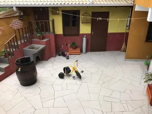 Recriação do cenário do programa mexicano fica no estacionamento da pousada