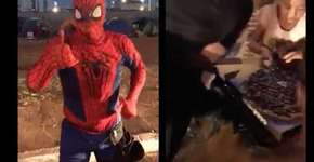 Super-heróis motoqueiros entregam pizzas para crianças pobres