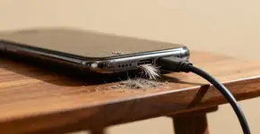 Como tirar sujeira da entrada do seu celular sem quebrar tudo