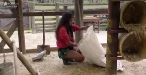 A Fazenda: Irritada, participante desconta estresse nos animais