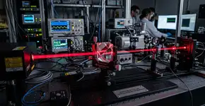 Cientistas criam luz que viaja no tempo: Ela saiu de sua caixa antes de entrar e fluiu em direção ao passado