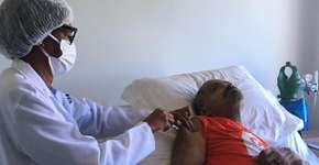 Arlindo Cruz é vacinado em casa contra covid-19