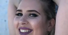 Modelo mostra celulites e comemora aceitação de seu corpo