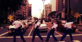 Mímicos invadem Paulista em ação pela mudança de hábitos no trânsito