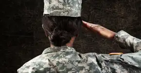 As histórias de militares trans que enxergaram no exército uma forma de terapia