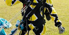 Médico de 76 anos prepara-se para seu 3.873º salto de paraquedas