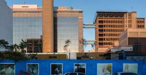 Tapumes de construção recebem exposição de fotografias