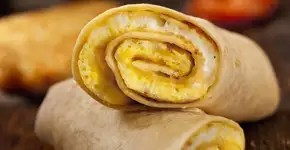 Nada de pão hoje: experimente esse wrap de omelete fácil e viciante