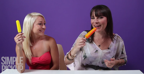 Atrizes pornôs dão aula de como praticar sexo oral