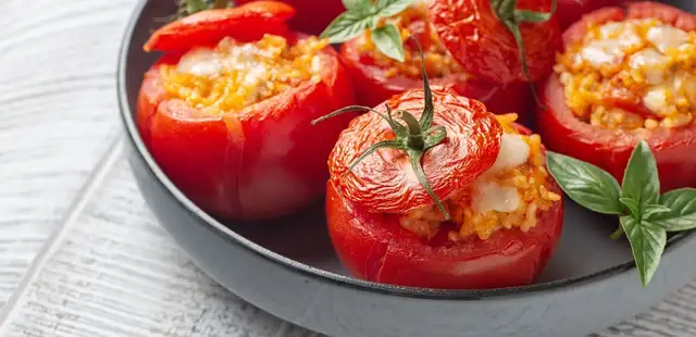 Esse tomate recheado saboroso vai virar seu almoço favorito