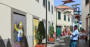 Reciclagem de latas de alumínio produz arte em decoração de rua