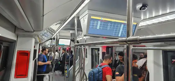 Interior do Aeromóvel do aeroporto de Guarulhos