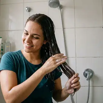 Featured mobile: Três cabeleireiros concordam: “O condicionador não é um complemento ao shampoo, é um grande aliado que nutre, protege e também hidrata os cabelos.”