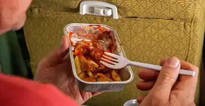 Estudo lista alimentos que aumentam risco de câncer de intestino em 30%