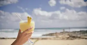 Pina colada: aprenda a preparar o drink clássico com abacaxi, rum e coco