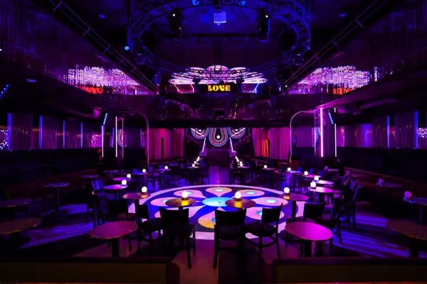 em roteiro definido, cada visita ao Love Cabaret sai diferente da outra: luz, som e clima evoluem no ritmo de quem está ali, do mais leve ao mais intenso, sem pressa