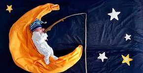 Mãe cria cenários simples e encantadores para fotografar bebê durante sono