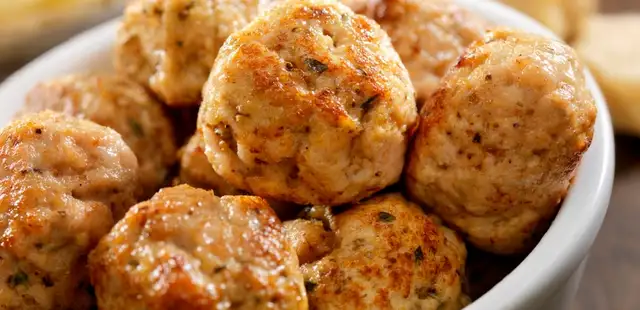 Almôndegas de frango suculentas em alguns minutos