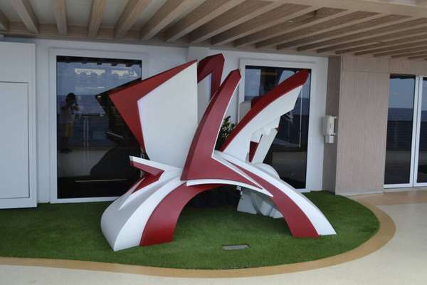 The Concourse é um jardim de esculturas ao ar livre, com obras projetadas por Alexander Krivosheiw 