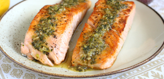 Salmão na frigideira com manteiga e ervas