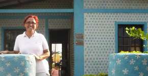 Boliviana constrói casas para famílias carentes com garrafas PET em 20 dias