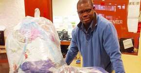 Dono de lavanderia lava centenas de quilos de roupas para desabrigados de graça