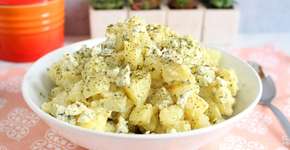 Salada de batata com gorgonzola para variar o cardápio