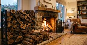 Todos correram para comprar as novas toras que quadruplicavam a potência de aquecimento de churrasqueiras e fogões a lenha