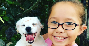 Garotinha surda adota e ensina língua de sinais para cão surdo