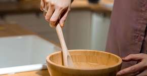 Você ainda usa colher de pau? Especialistas alertam para risco escondido