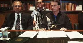 Bolsonaro homenageia vítimas do coronavírus com sanfona e Ave Maria