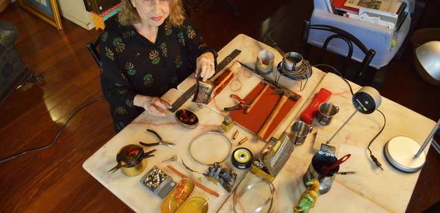 Exposição ‘Anna Bella Geiger – Entre o relevo e o recorte’