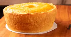 Você precisa fazer essa receita de bolo de pão de queijo: leva ingredientes simples e fica delicioso