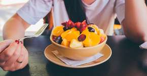 Salada de frutas refrescante com toque de suco de laranja