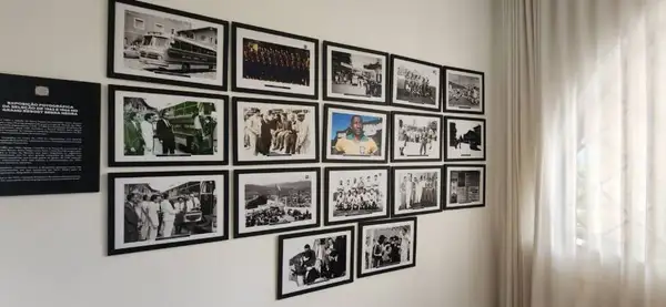 Mural de fotos da seleção brasileira que se hospedou no hotel 