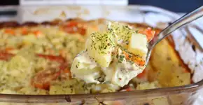 Assado de batata e legumes com maionese