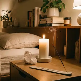 Featured mobile: Para que serve passar uma vela branca pelo corpo antes de dormir? Qual o significado?