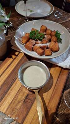 Arancini ai funghi, bolinhos, queijo taleggio serra das antas, aiolí trufado