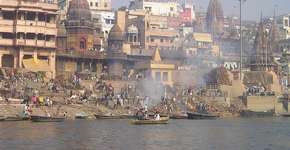 Covid-19: Rio Ganges recebe rede para recolher corpos