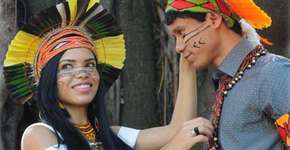 Formados médicos, índios pataxó vão à colação vestidos a caráter