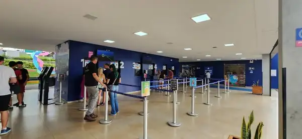 Área das bilheterias da Vista de uma das cabines da roda-gigante Yup Star Foz