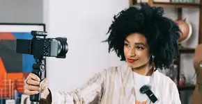 Zere sua lista de desejos: Câmera Sony Alpha ZV-E10 com preço imbatível