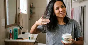 Como fazer um tratamento caseiro que reduz o frizz intenso na primeira aplicação